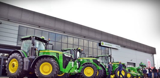 Dealerzy John Deere łączą siły: Agro-Sieć i Fricke podpisują przedwstępną umowę nabycia części przedsiębiorstwa