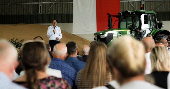 Premier Morawiecki z pożyczonymi traktorami