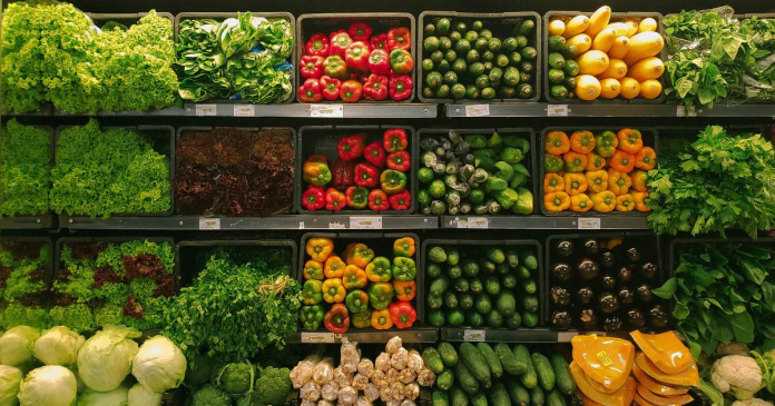 Markety wprowadzają ślad węglowy na etykiecie żywności. Konsumenci sprawdzą jak dany produkt szkodzi planecie