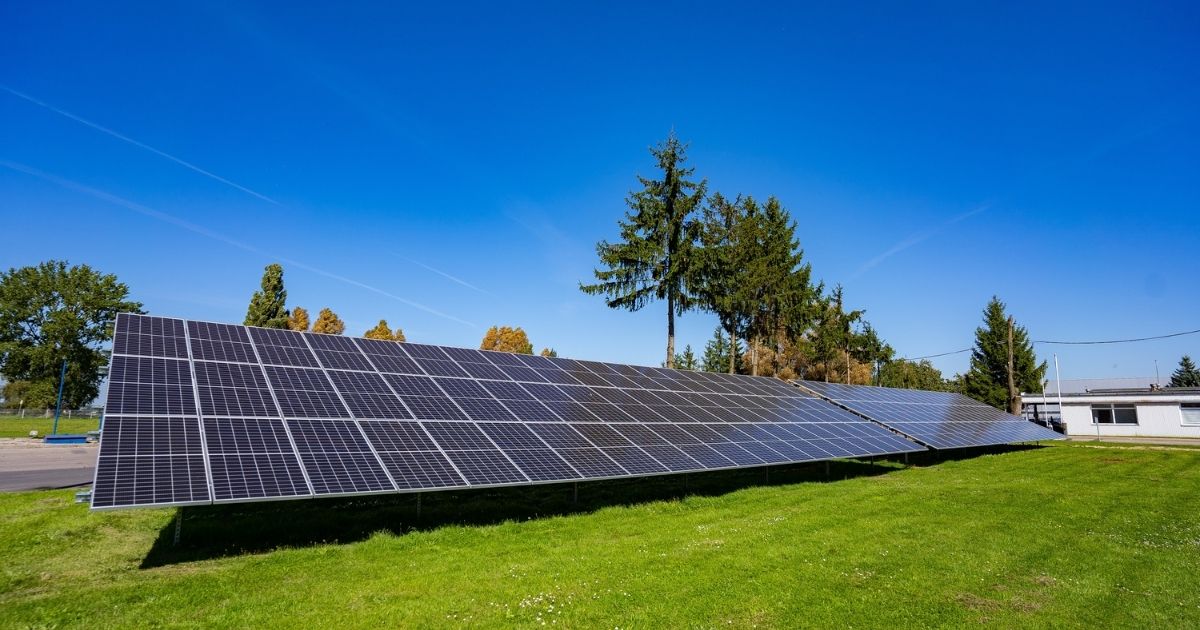 Fotowoltaika w gospodarstwie na nowych zasadach. Sprawdź ryczałtowe stawki za 1 kW i 1 kWh