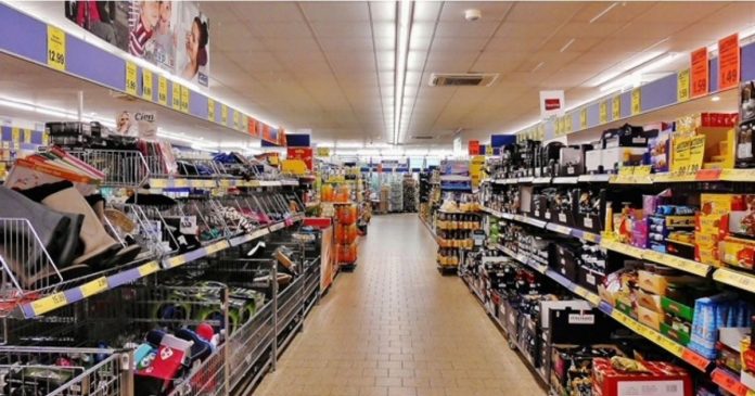 Sondaż: Ponad 60% Polaków nie widzi w sklepach niższych cen po obniżce VAT-u na żywność