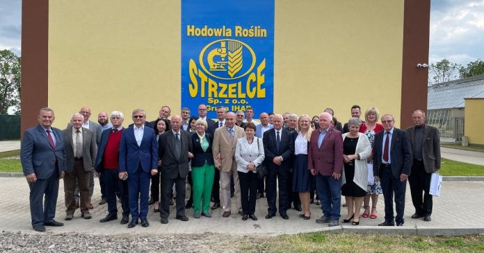Zdjęcie grupowe przed budynkiem nowego oddziału w Borowie