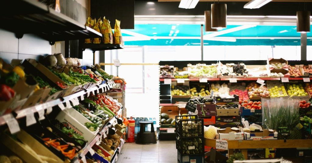 Analiza cen: Produkty tłuszczowe, art. sypkie i mięso na szczycie październikowej drożyzny w sklepach