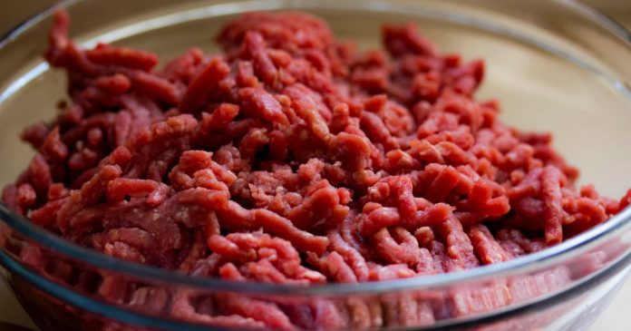 Niepokojące dane z rynku - aż 40% Polaków deklaruje ograniczenie spożycia mięsa