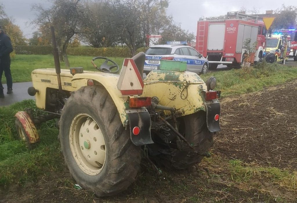 Rolnik wypadł z traktora wprost pod koła nadal jadącej maszyny 