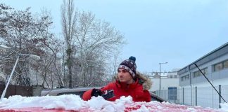 odsniezanie-auta-przy-wlaczonym-silniku-na-postoju