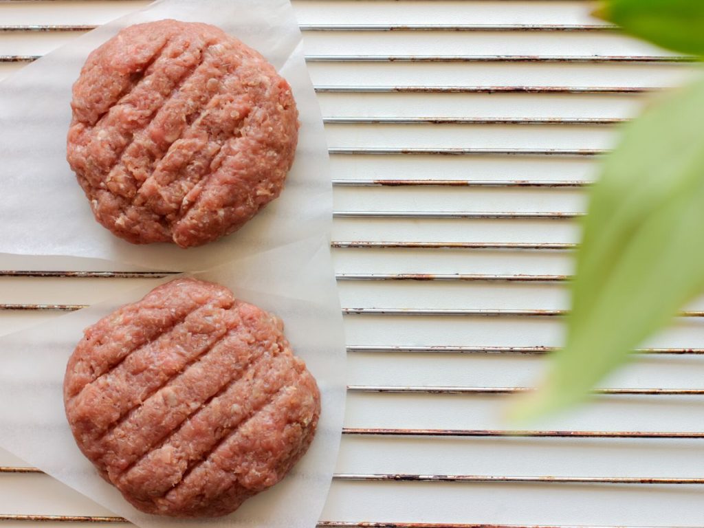 Nazwy mięsne dla roślinnych smaków: Spór o "stek z tofu" i "wege burger" pod lupą TSUE