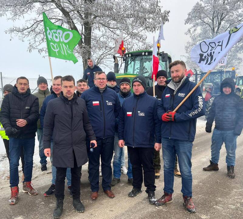 Protest AGROUnii w Grajewie. Rolnicy zablokowali dojazd do firmy paszowej, która kupuje zboże z zagranicy
