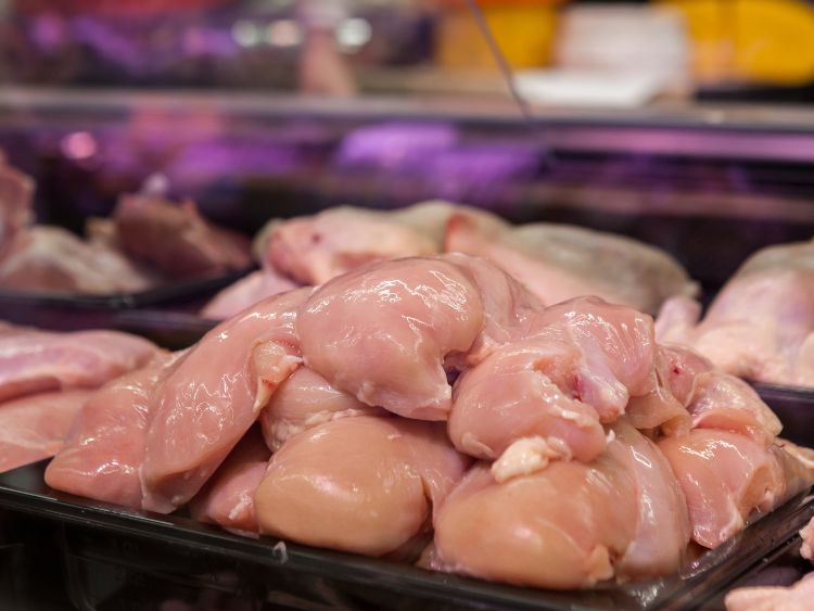 Polski drób i jaja znów na stołach ZEA – zakaz importu zniesiony dla większości województw