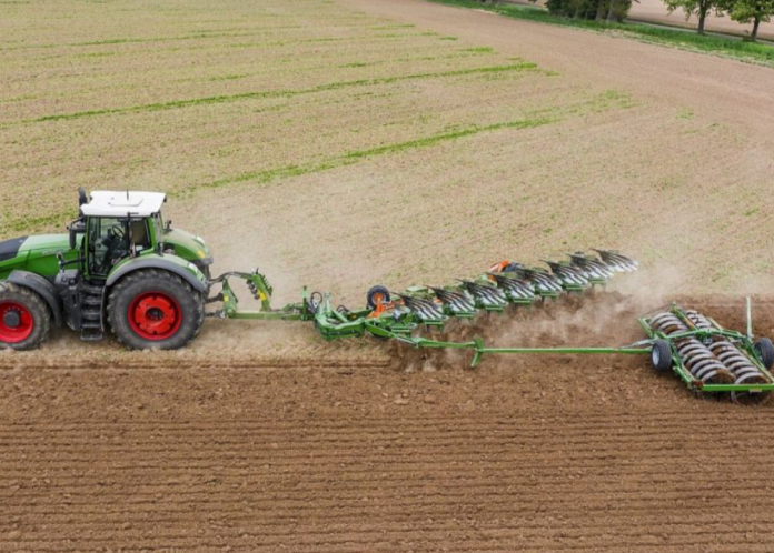 Nowy półzawieszany pług obrotowy AMAZONE Tyrok 400 Onland