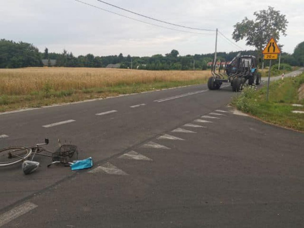 Śmiertelny wypadek w Korabiewicach: 84-latka zginęła po zderzeniu z ciągnikiem rolniczym