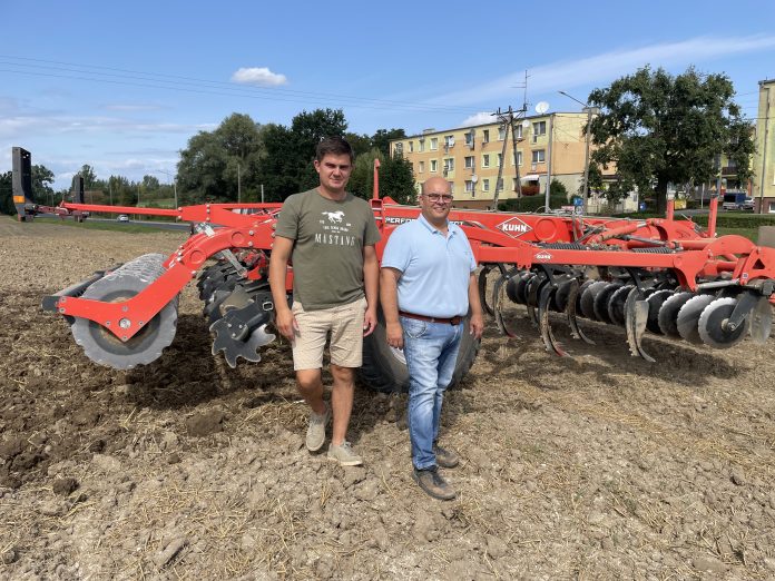 Od lewej Zbigniew i Michał Plitt, od wiosny w ich gospodarstwie z powodzeniem pracuje agregat Kuhn Performer 4000 Select.