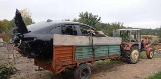 Wieźli skradzionego jaguara na przyczepie. Złapała ich policja