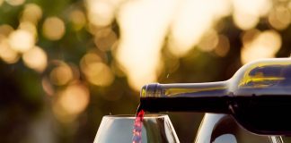 Winiarze wściekli na tani import: Francja tonie w morzu wina