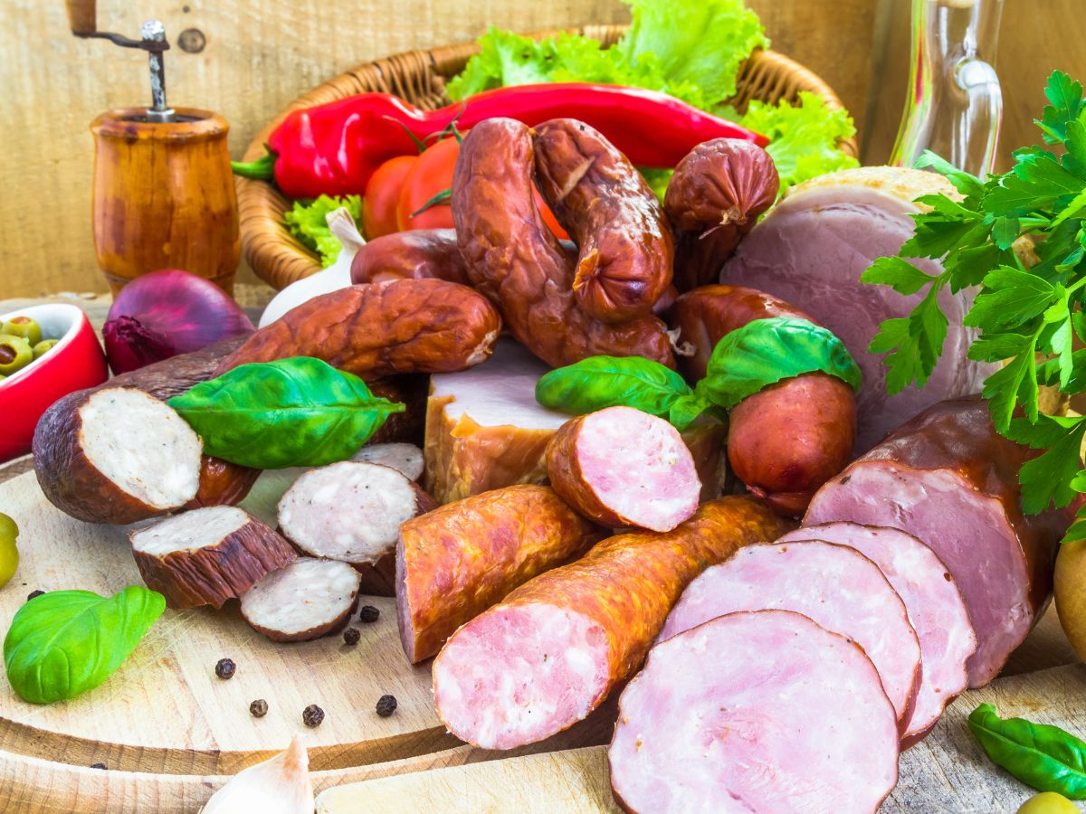 Stek, hamburger i kiełbasa tylko z mięsa – PE poparł nowe regulacje