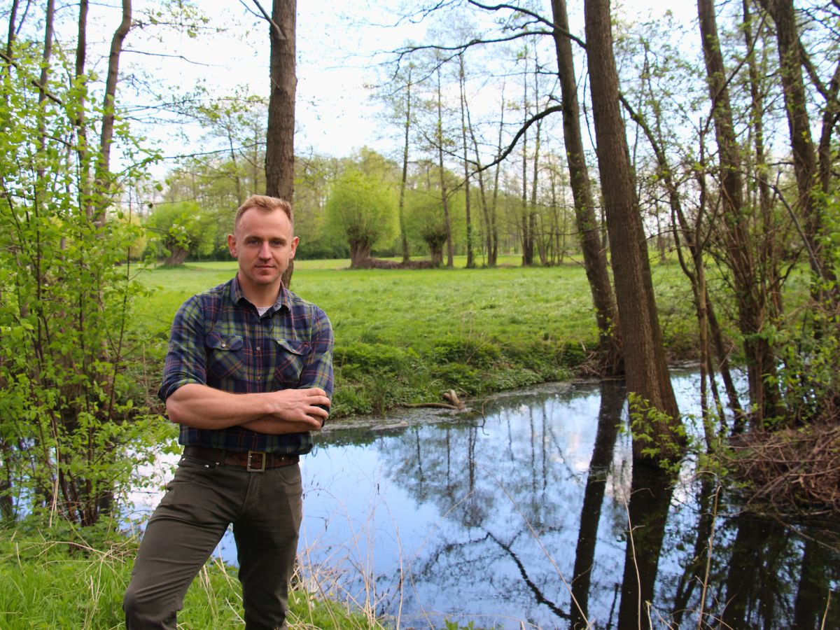 Rolnik, który znalazł sposób na suszę i przywraca życie na pola [REPORTAŻ WIDEO]