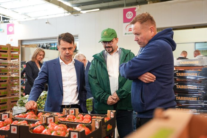 Wiceminister Michał Kołodziejczak ogląda towary sprzedawane przez rolników (fot. MRiRW)