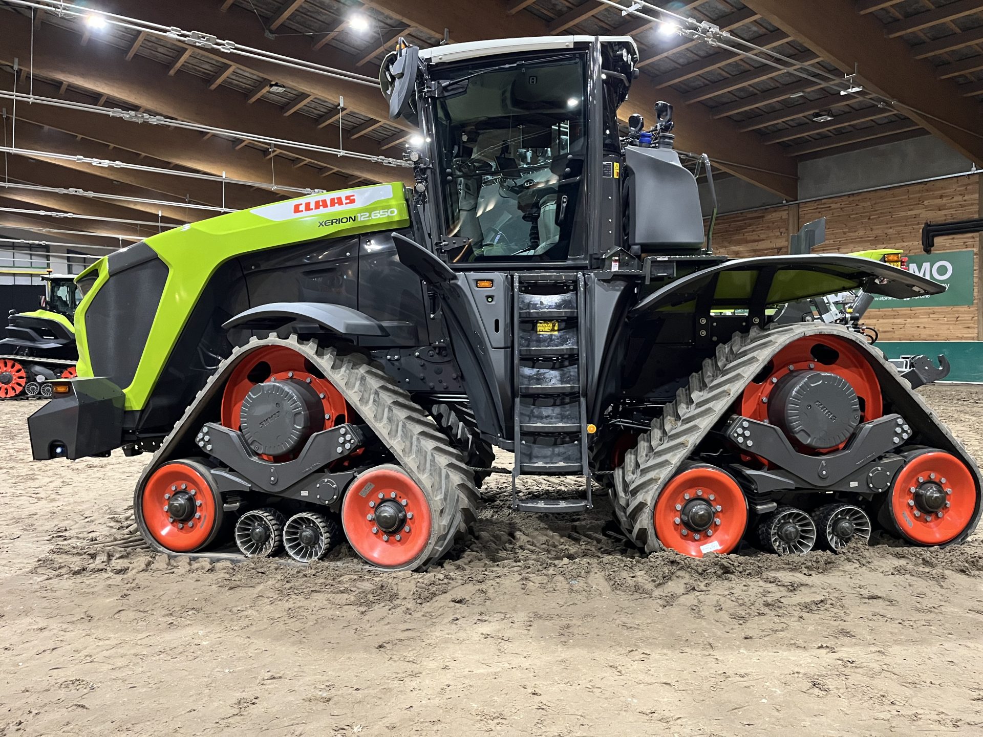 Xerion w nocnej odsłonie. Claas prezentuje nową koncepcje ciągnika