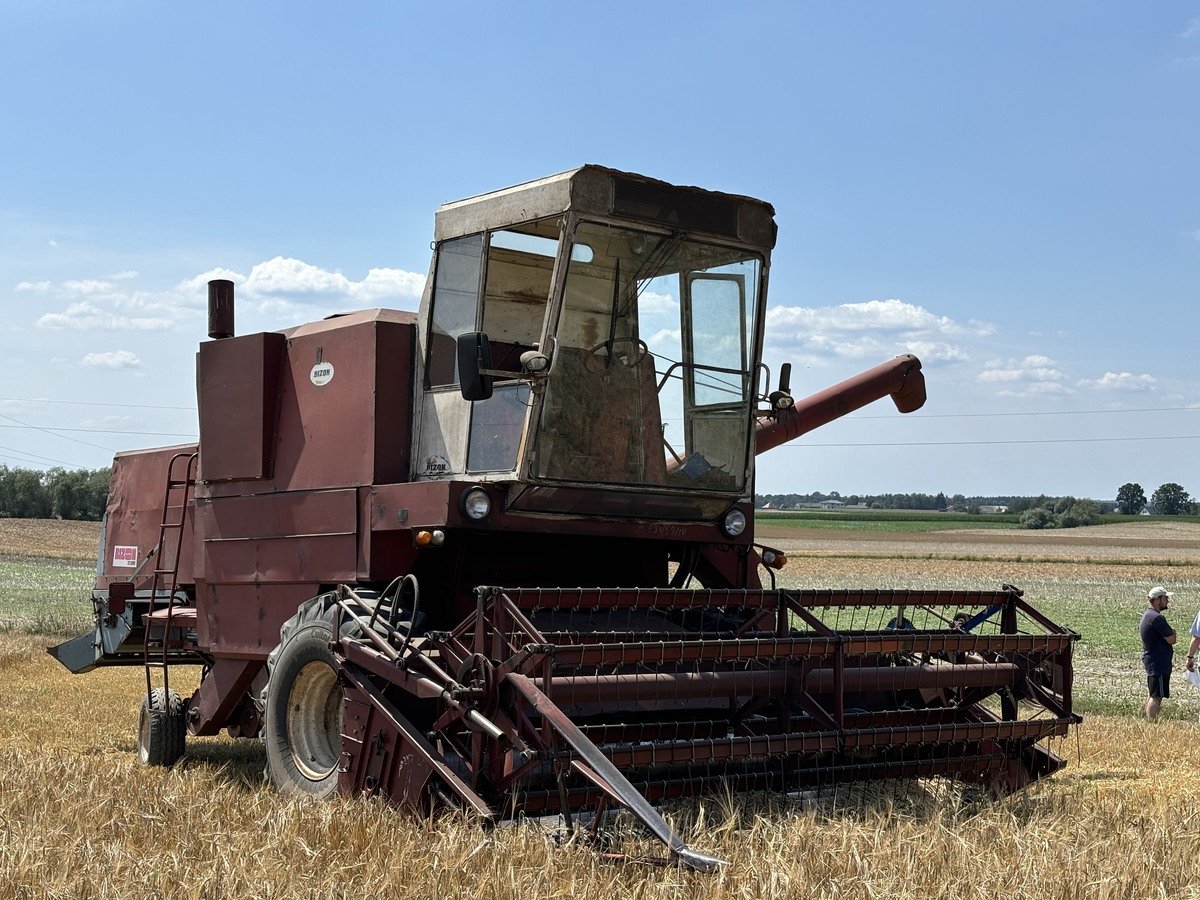 Bizon kontra nowoczesny kombajn – czy legenda PRL przez cały czas daje radę?