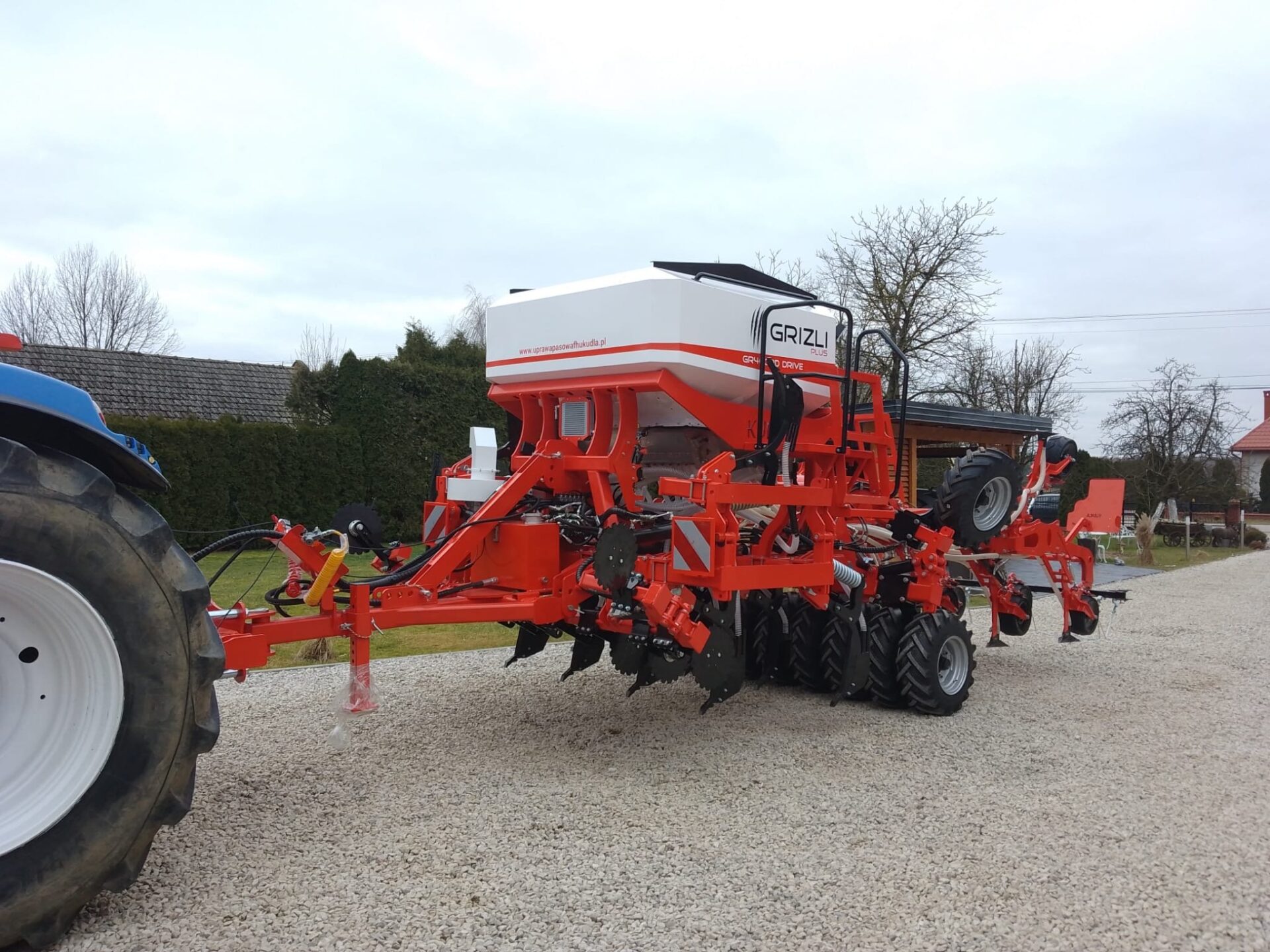 Nowy agregat Grizli do uprawy pasowej. Do wysiewu zbóż i siewu punktowego [WIDEO]