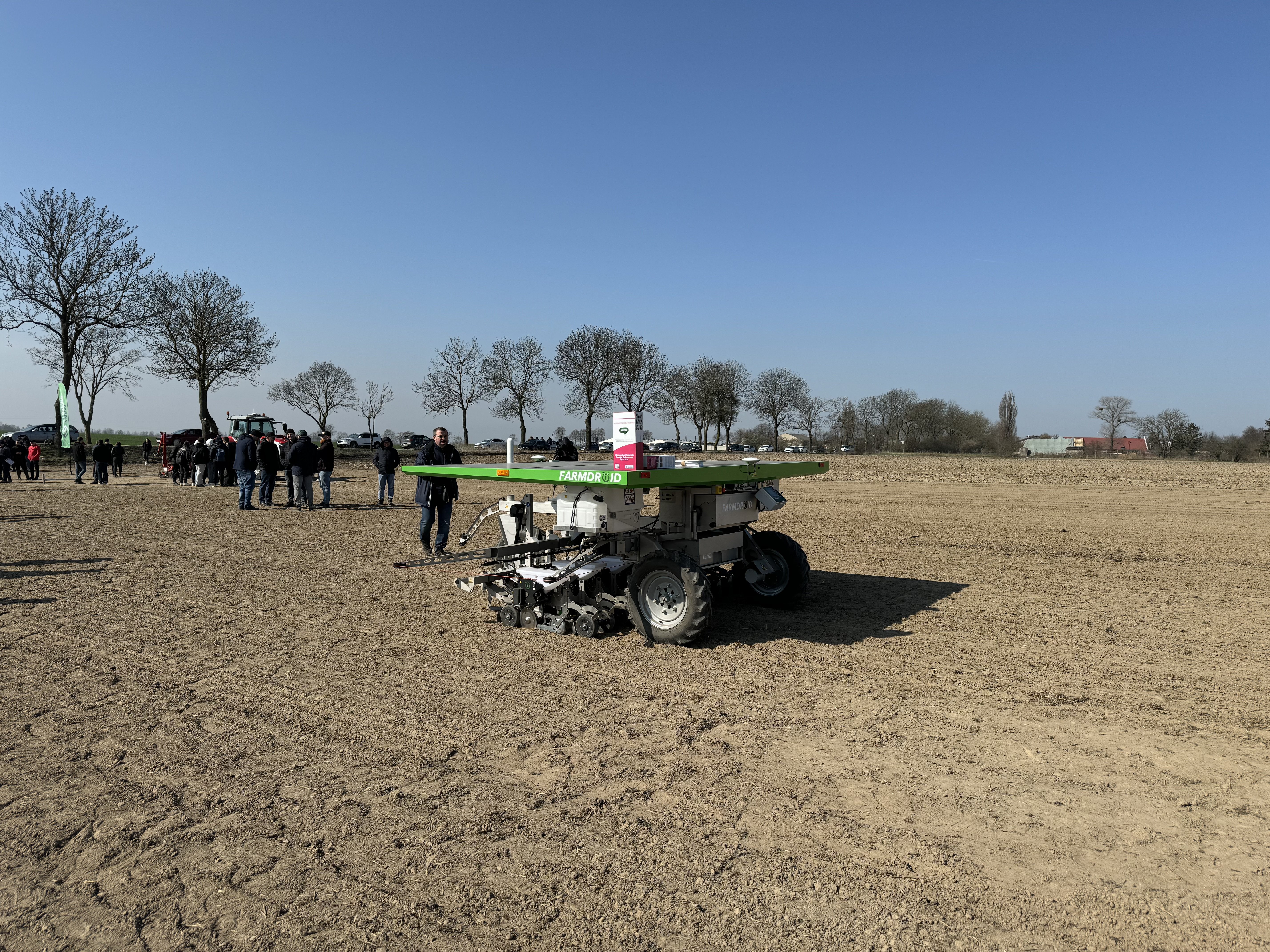 Farmdroid FD20 – sieje, pieli i pryska [VIDEO]