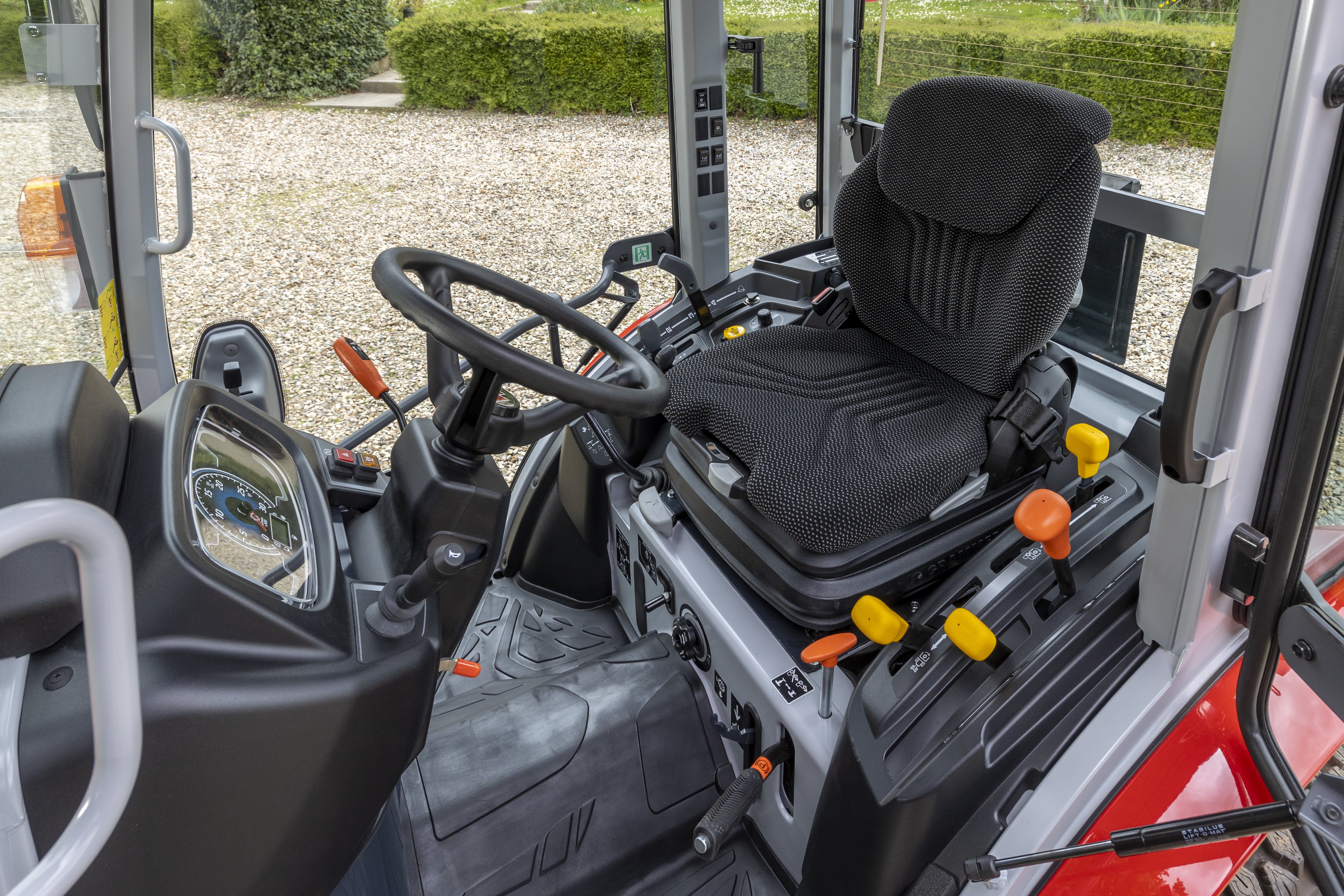 Nowa generacja kompaktowych ciągników Massey Ferguson MF 1M – połączenie innowacyjnej konstrukcji i niezawodnej wydajności