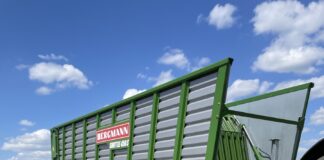 Przyczepy samozbierające czy belowanie? Co bardziej opłaca się w 2025 roku?