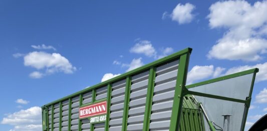 Przyczepy samozbierające czy belowanie? Co bardziej opłaca się w 2025 roku?