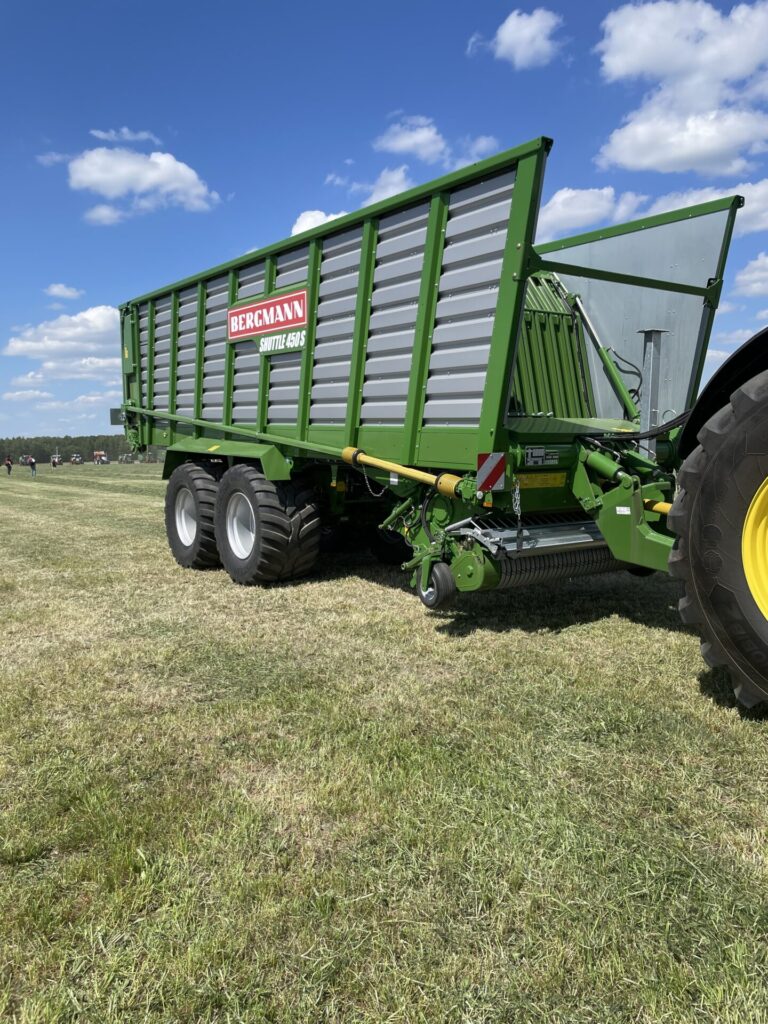 Przyczepy samozbierające czy belowanie? Co bardziej opłaca się w 2025 roku?