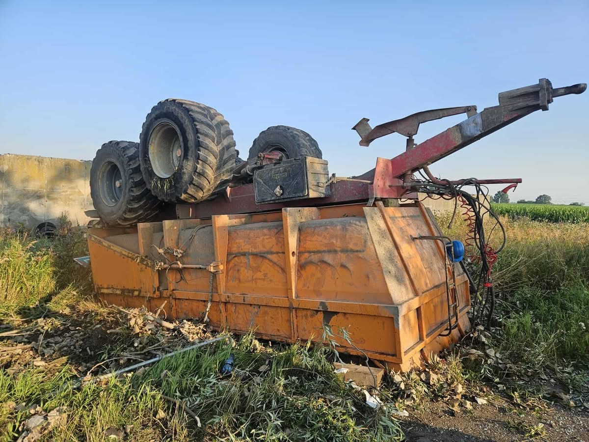 Ciągnik wbił się w drzewo – jedna osoba w szpitalu 
