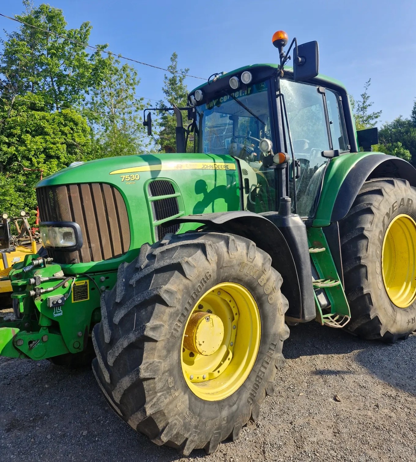John Deere 7530 – legendarny ciągnik do ciężkiej pracy