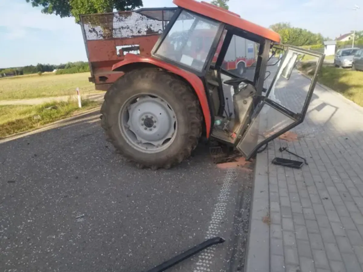 Ciągnik roztrzaskany na pół po zderzeniu z oplem na DW 571