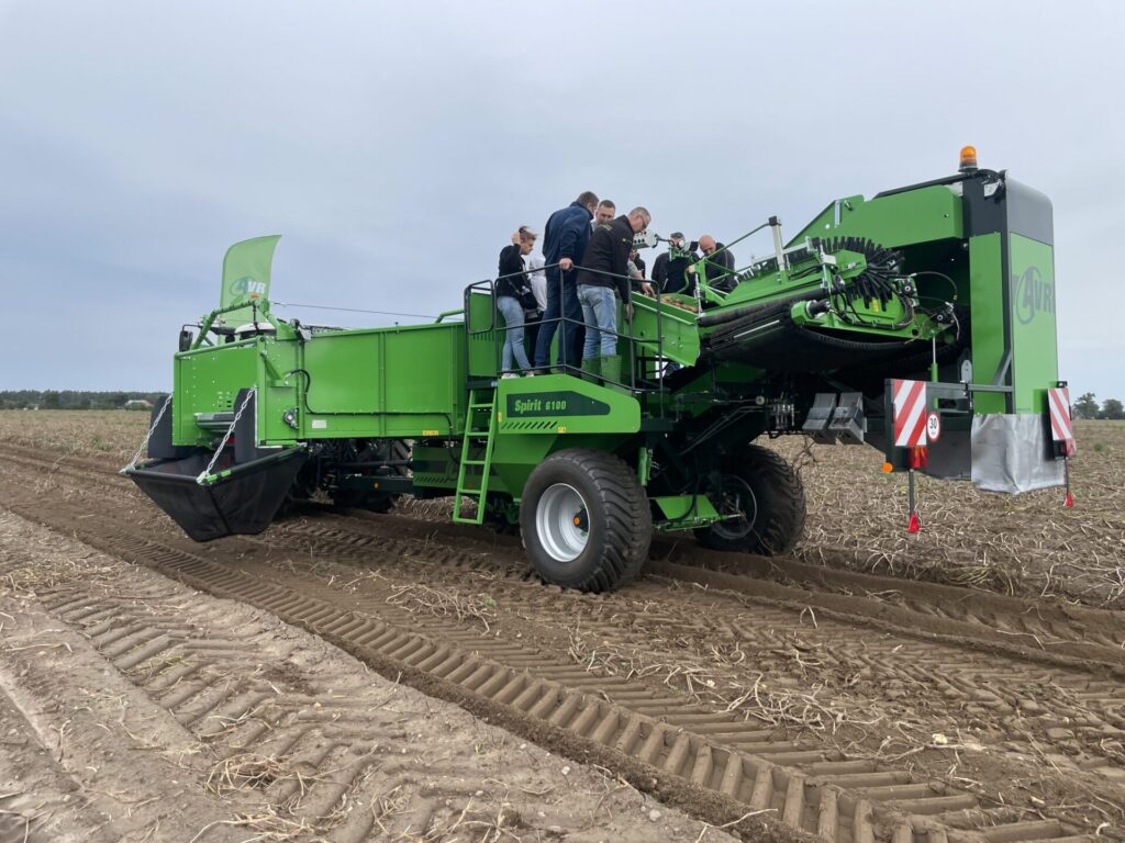 Nowoczesne technologie w uprawie ziemniaków 2025 – automatyzacja, precyzja i jakość plonu 3 Jaki jednorzędowy kombajn do zbioru ziemniaka wybrać w 2025 roku?