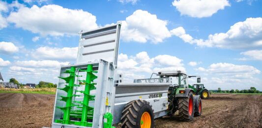 Jakie rozrzutniki obornika dla małych i średnich gospodarstw w 2025 roku?