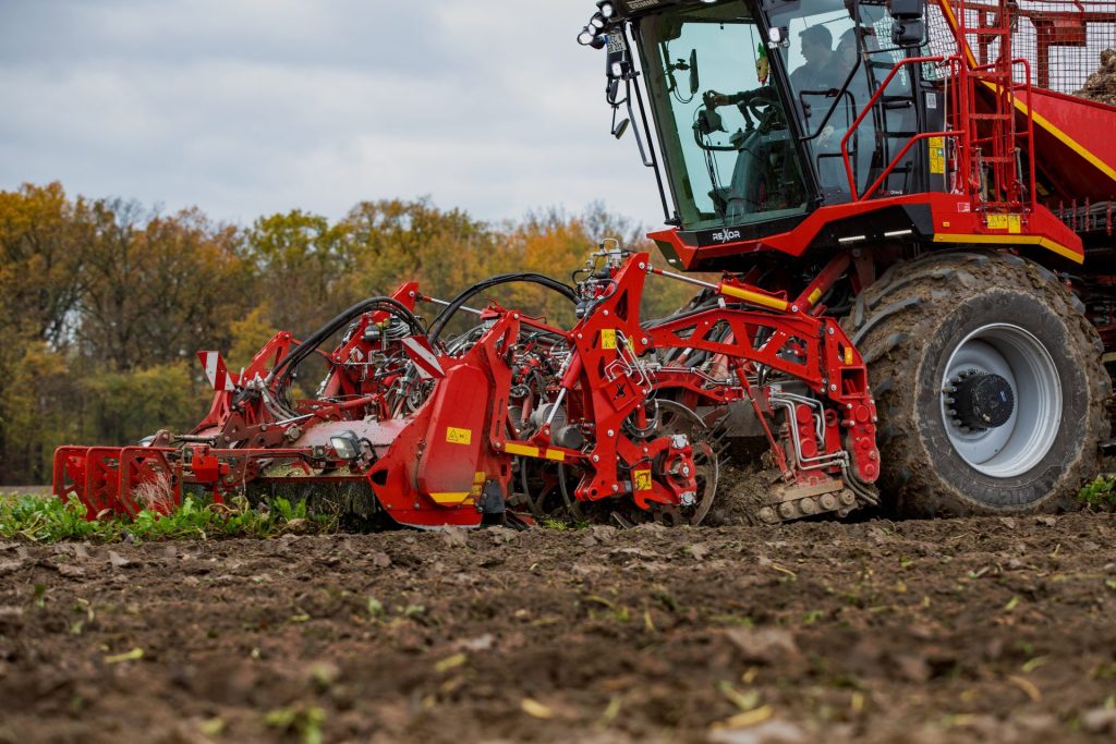 Kombajn do zbioru buraków w koncepcji Rolnictwa 4.0 4 Kombajn do zbioru buraków w koncepcji Rolnictwa 4.0