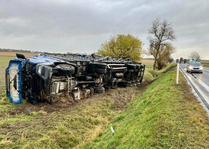 DK 48: Ciężarówka z drobiem w rowie!