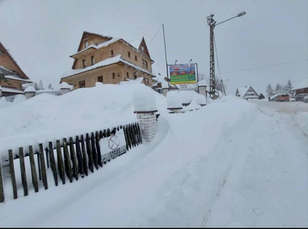 Brak prądu; nieprzejezdne drogi; połamane drzewa w lasach. Na południe od Gorlic spadnie 50 cm śniegu