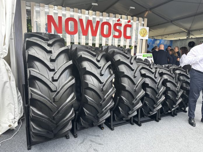 Podczas Agro Show Bednary firma Kabat zaprezentowała sześć pierwszych rozmiarów opon radialnych. Fot. J. Netter Premiera opon radialnych firmy Kabat