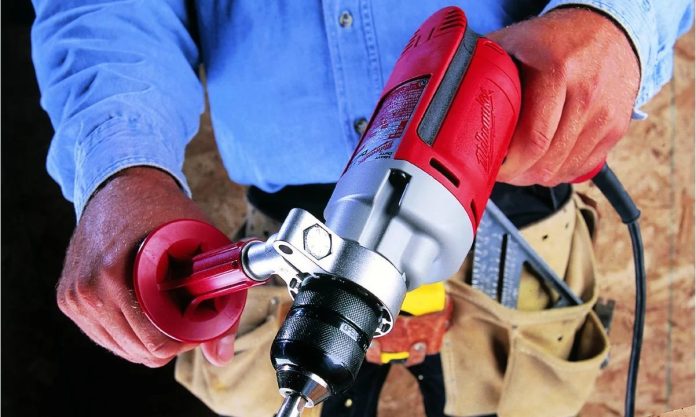 Wiertarka firmy Milwaukee charakteryzuje się wysokimi osiągami przy niskiej prędkości i wysokim momencie obrotowym. Fot. Firmowe Przewód, który daje przewagę - nowa seria o elektronarzędziach