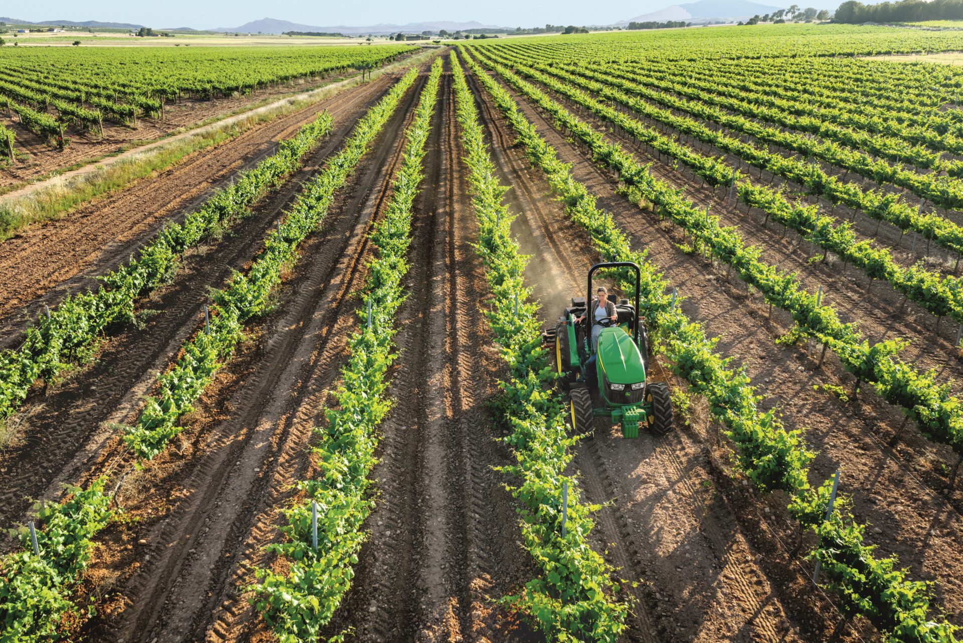 John Deere prezentuje serię 5EN – nowa generacja ciągników do upraw specjalistycznych