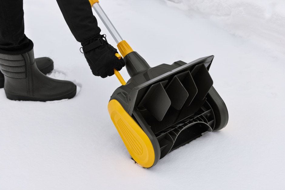 Ciche odśnieżanie – akumulatorowe odśnieżarki na zimę 2025/26
