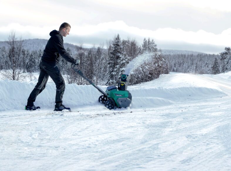 Ciche odśnieżanie – akumulatorowe odśnieżarki na zimę 2025/26