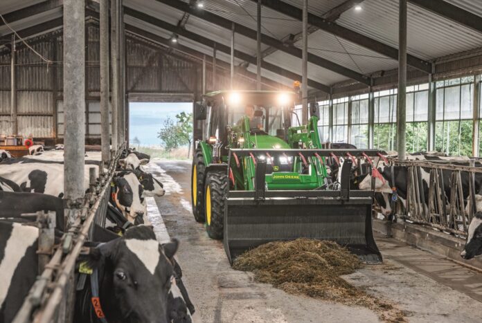 Małe ciągniki John Deere do hodowli zwierząt Małe ciągniki John Deere do hodowli zwierząt