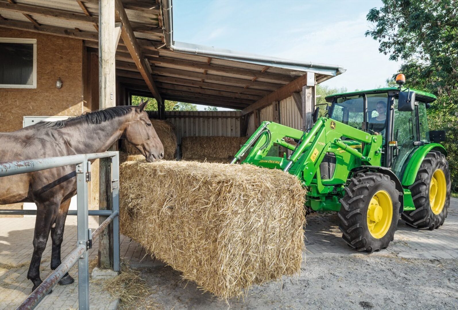 Małe ciągniki John Deere do hodowli zwierząt