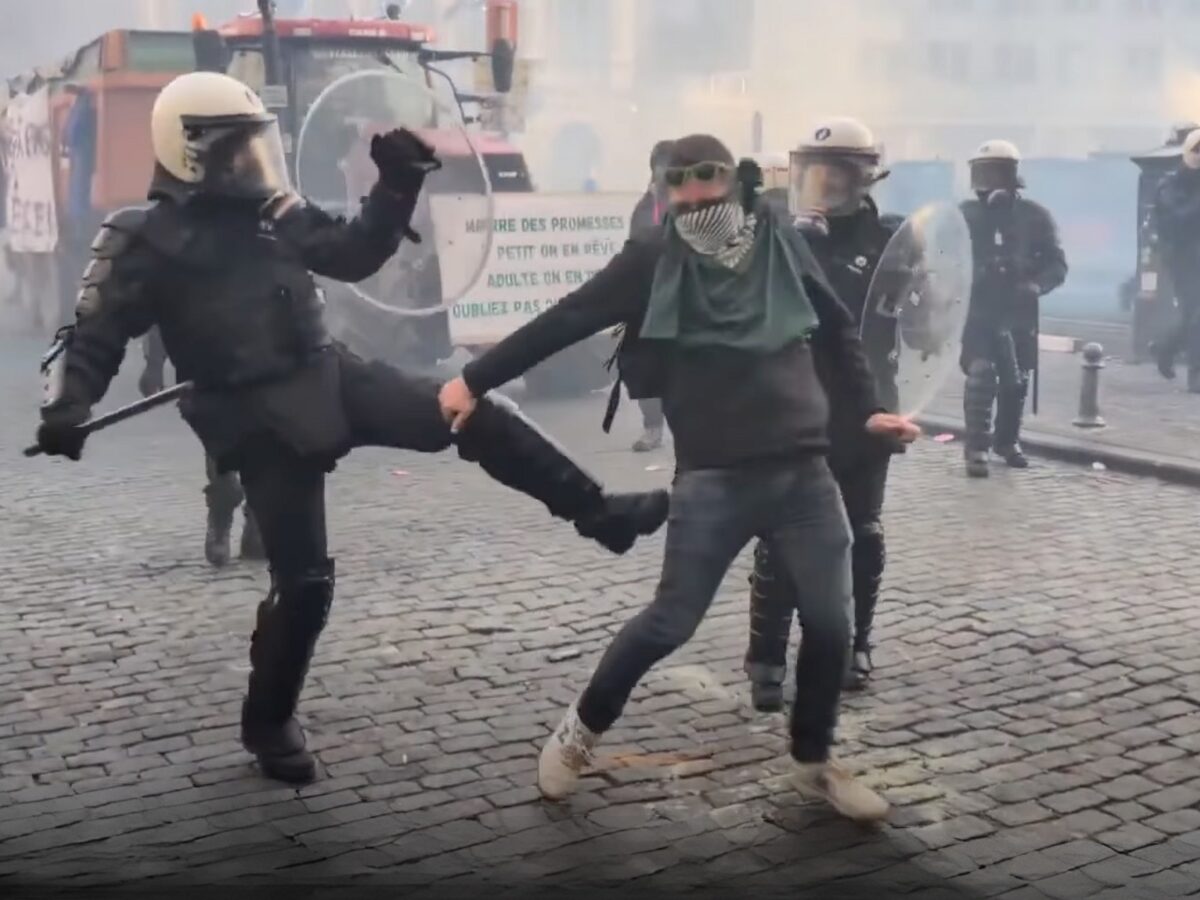 Brutalna pacyfikacja rolników w Brukseli: Przepychani, kopani i pałowani [WIDEO]