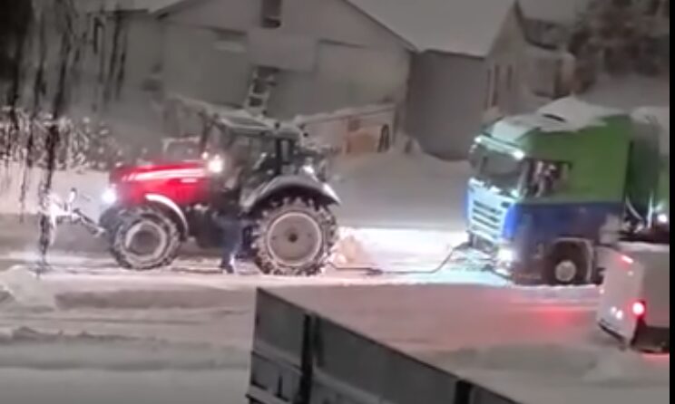 Rolnicy bohaterami śnieżycy: Ciągniki w akcji na Warmii i Mazurach! [WIDEO]