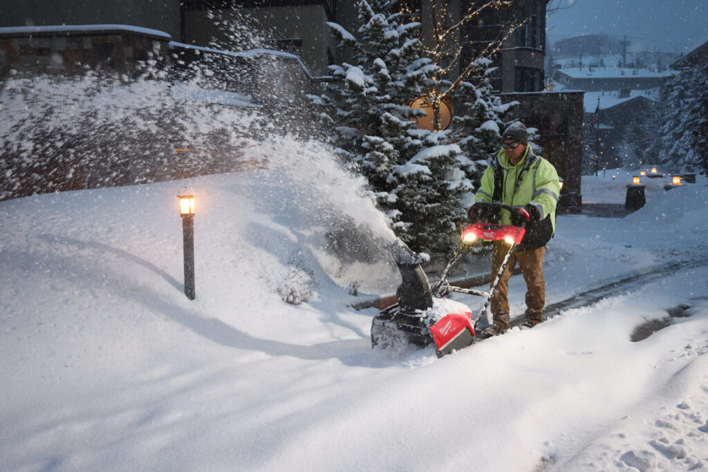 Podjazd, plac, przejazd – zimowa logistyka w gospodarstwie. Odśnieżarka Milwaukee