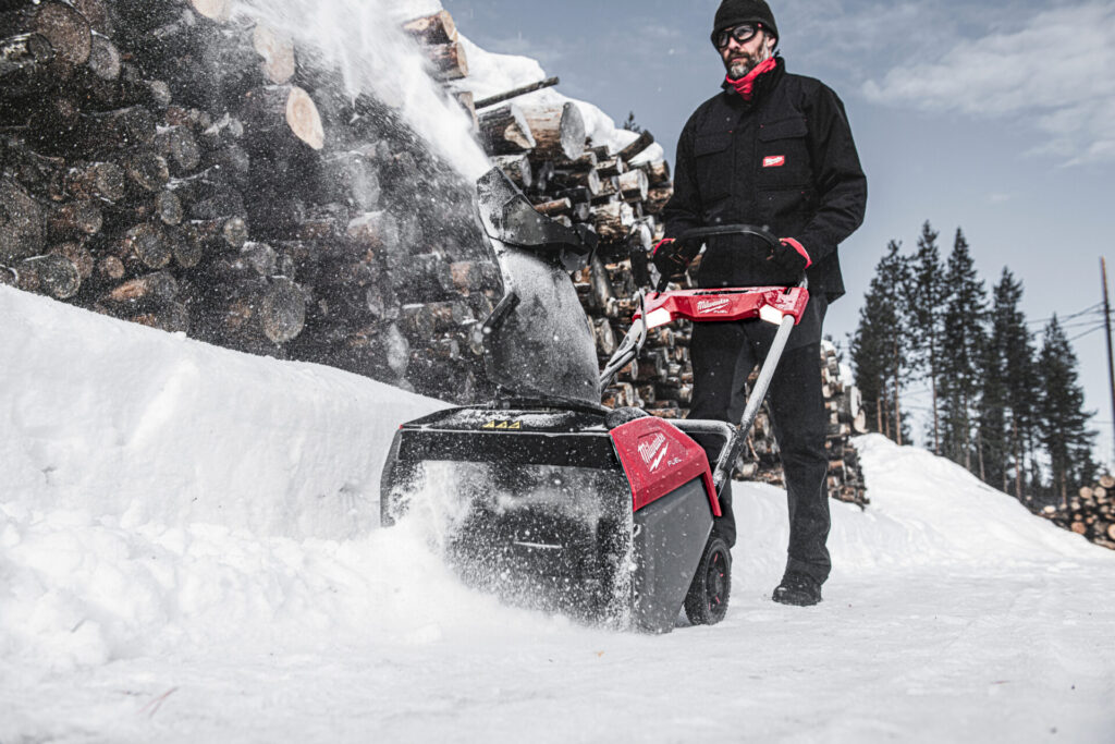 Podjazd, plac, przejazd – zimowa logistyka w gospodarstwie. Odśnieżarka Milwaukee