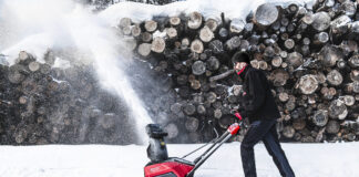 Podjazd, plac, przejazd – zimowa logistyka w gospodarstwie. Odśnieżarka Milwaukee