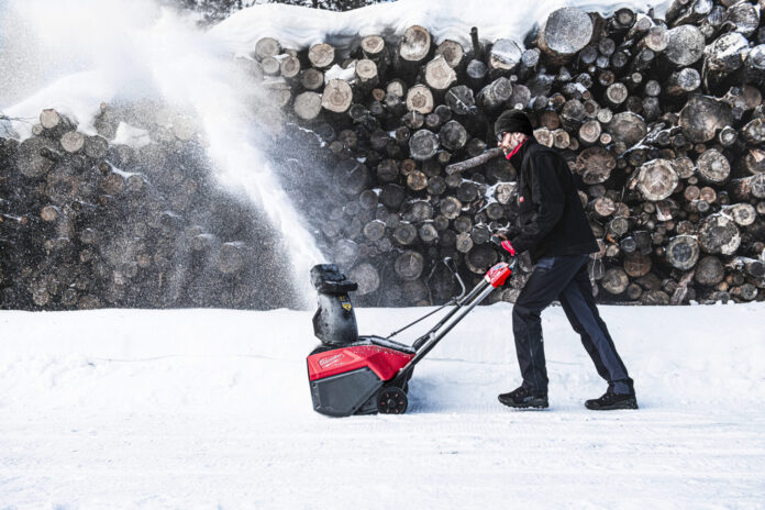 Podjazd, plac, przejazd – zimowa logistyka w gospodarstwie. Odśnieżarka Milwaukee Podjazd, plac, przejazd – zimowa logistyka w gospodarstwie. Odśnieżarka Milwaukee